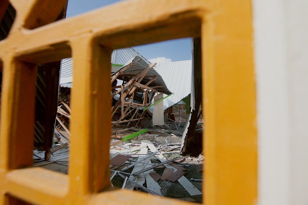 Las autoridades de Indonesia elevaron a 38 el número de muertos tras el terremoto de magnitud 7.7 que sacudió este sábado la costa de la isla indonesia de Flores, al este del archipiélago, según informó la Agencia Nacional de Gestión de Desastres (BNPB) del país.