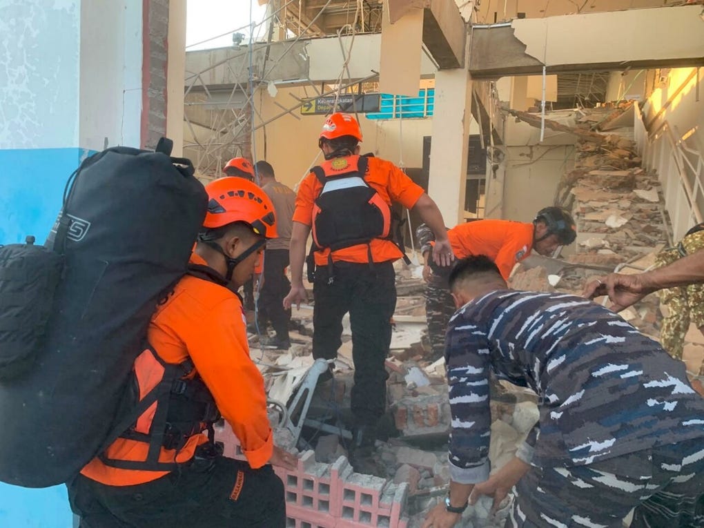 El jefe de la BNPB explicó en rueda de prensa que se registraron 38 fallecidos, dos heridos graves, 11 leves y 2.000 evacuados, sin detallar, por el momento, donde se produjeron las muertes.