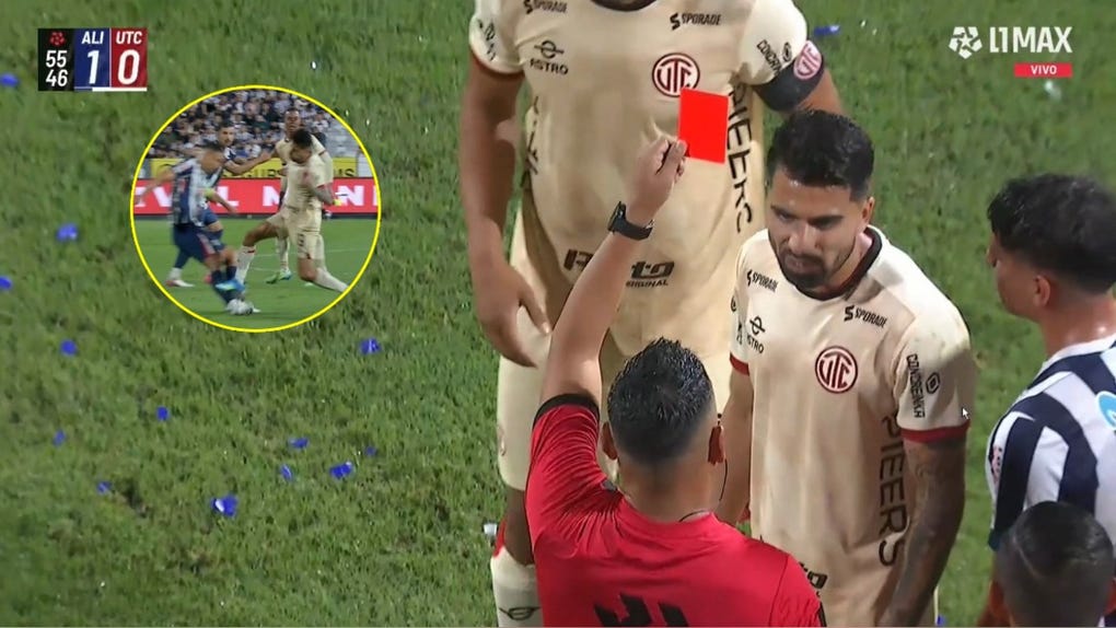 Adolfo Muñoz de UTC recibe la tarjeta roja en el duelo ante Alianza.