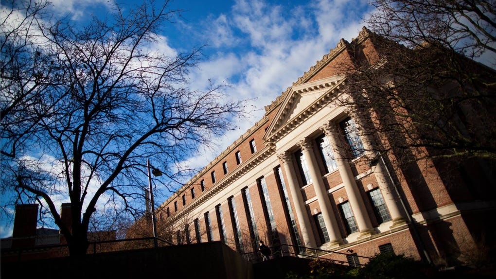 Edificio del sistema de bibliotecas de la Universidad de Harvard.