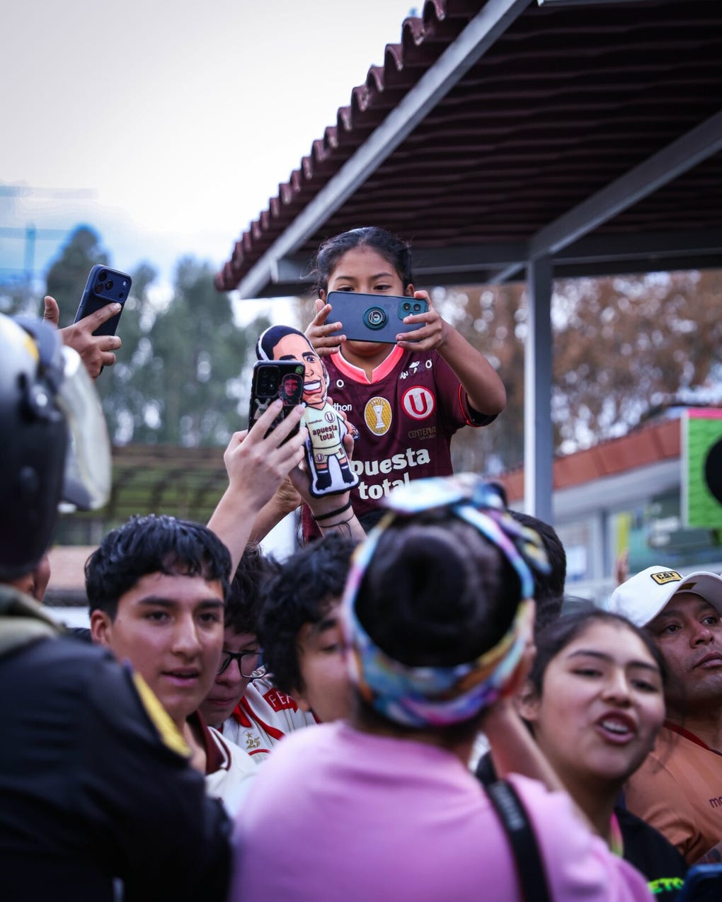 Los hinchas de Universitario en el aeropuerto.