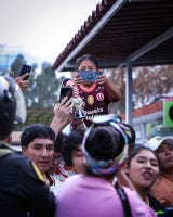 Los hinchas de Universitario en el aeropuerto.