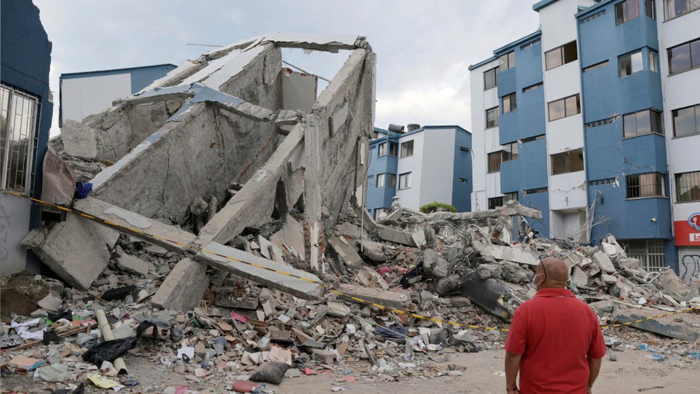 Un hombre observa edificaciones afectadas por el terremoto de magnitud 7,4, este viernes en Pereira (Colombia).