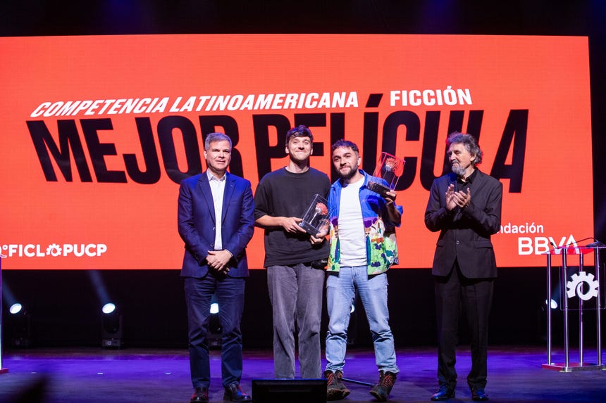 El director Bruno Santamaría recibió el premio del jurado a la Mejor Película por 'Seis meses en el edificio rosa con azul', así como el premio a la Mejor Película con temática LGTBIQ+.