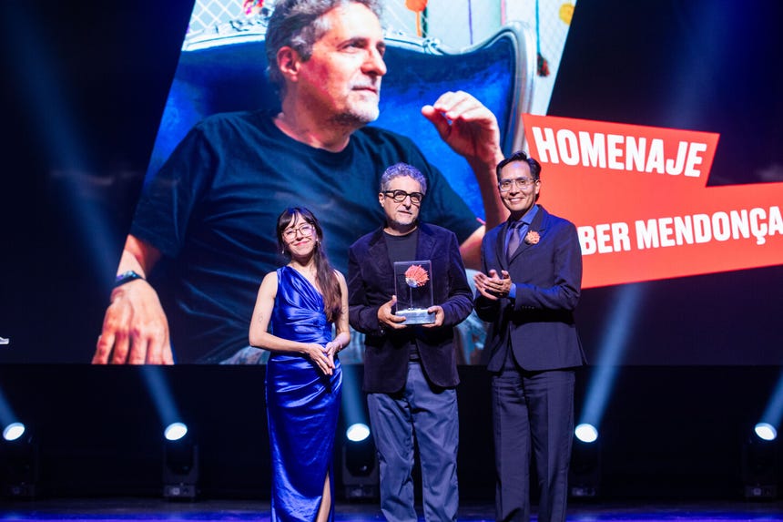 Uno de los momentos más emotivos de la ceremonia de clausura del Festival de Cine de Lima fue el homenaje al director brasileño Kleber Mendonça Filho.