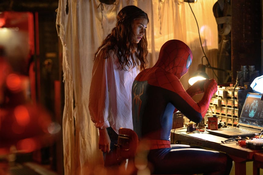 Tom Holland y Zendaya interpretan a Peter Parker y MJ en 'Spider-Man: Un nuevo día'.