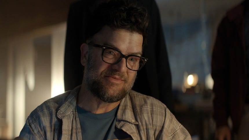 Kevin Weisman interpreta a Russell Plum en la cuarta temporada de 'Reacher'.