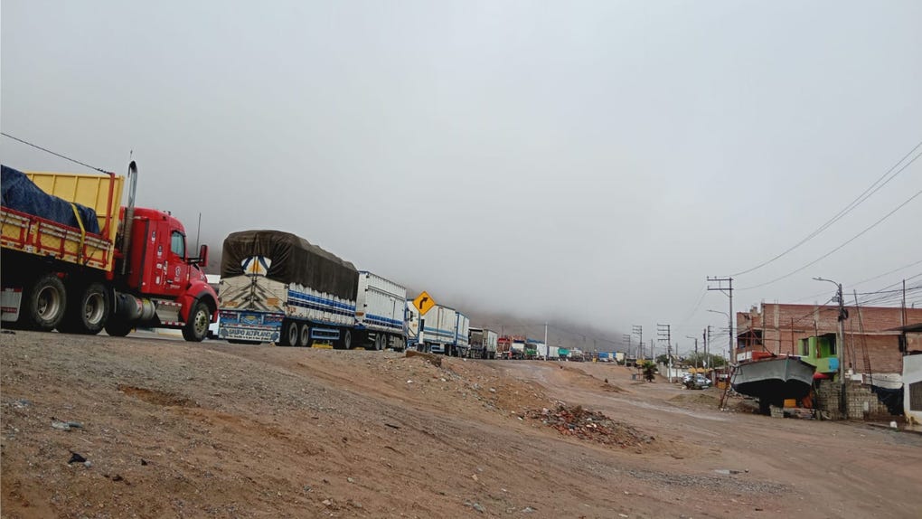 Los camiones quedaron varados mientras se trabaja en limpiar la zona.