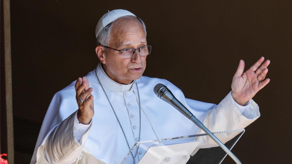 El papa León XIV dirige la oración del Ángelus en la Piazza della Libertà de Castel Gandolfo, cerca de Roma (Italia), el 16 de agosto de 2026.