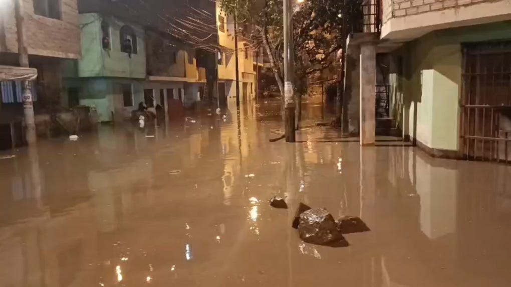 Intensa lluvia inunda pistas y viviendas en Villa El Salvador