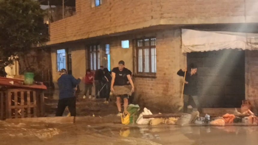 Familias afectadas se vieron obligadas a expulsar aguas anegadas de sus viviendas. 