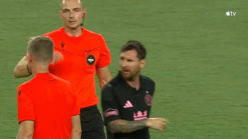 Así fue la molesta de Messi luego del partido.