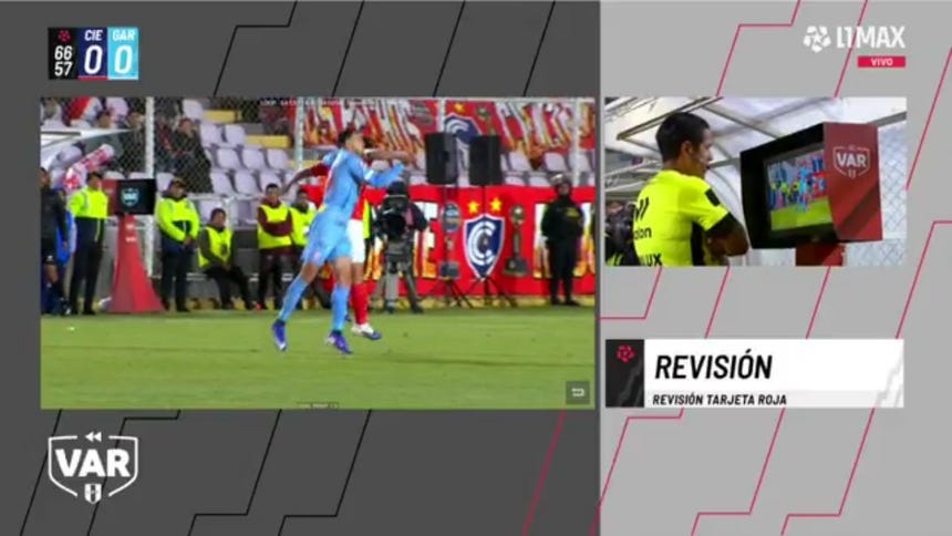 Matías Succar expulsado por codazo sobre Agustín Gómez