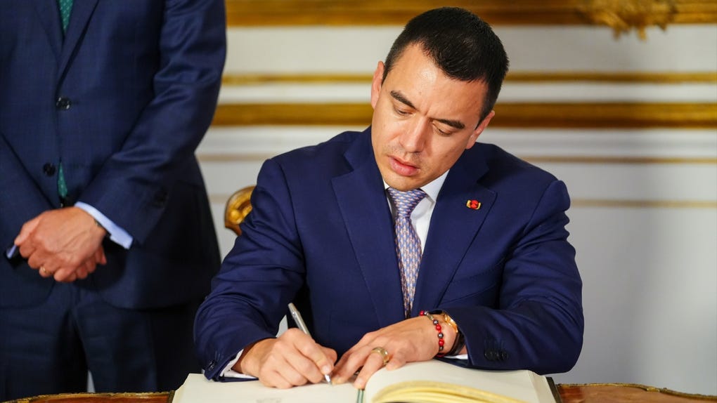 Daniel Roy Gilchrist Noboa Azín es un administrador, empresario y político ecuatoriano-estadounidense, presidente de la República del Ecuador.