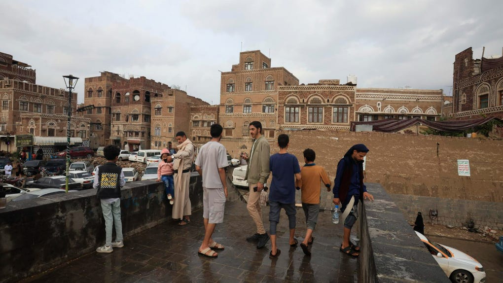 Personas caminan por un puente peatonal en Saná, Yemen.