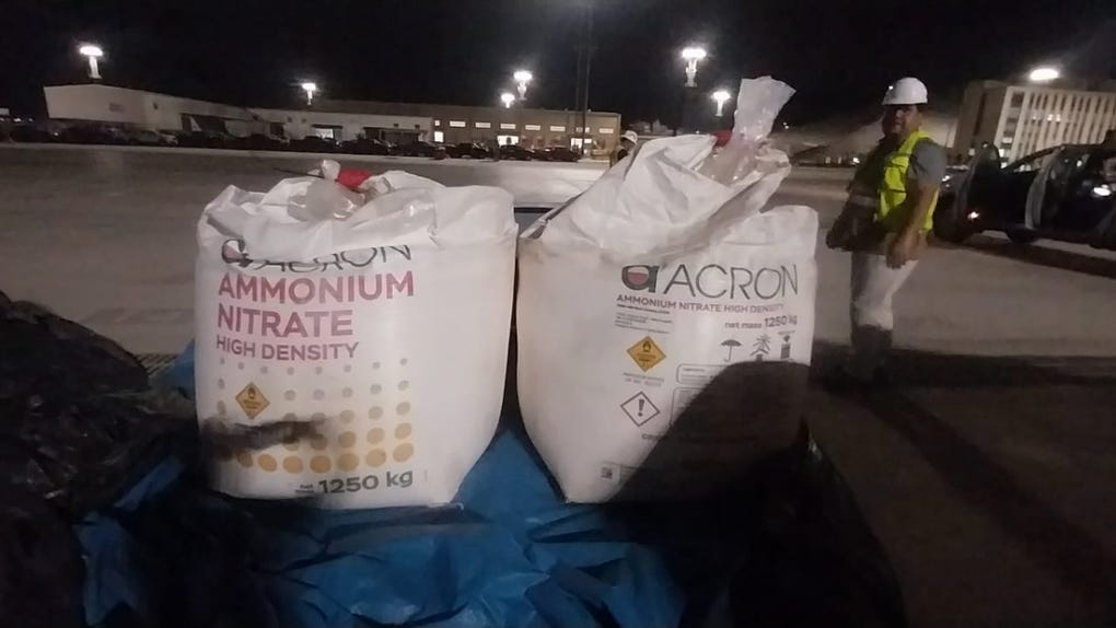 El material ingresó al país junto a una carga consignada a una empresa, cuyos representantes manifestaron que el cargamento de nitrato de amonio no les pertenece.
