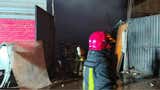 Villa El Salvador: Bomberos controlaron incendio en almacén de chatarra en la urbanización del Parque Industrial