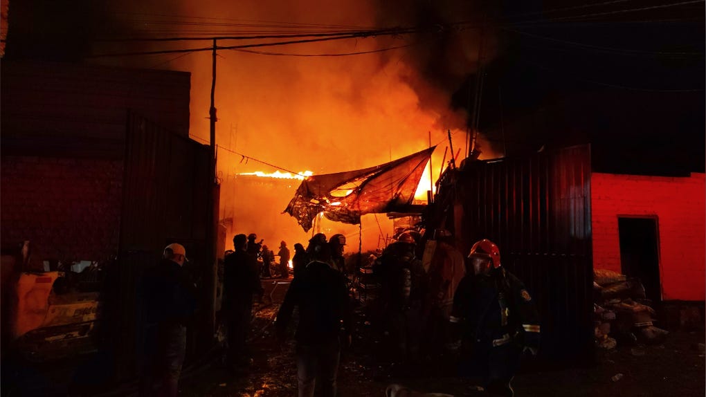 Los bomberos trabajan desde poco antes de la 4 de la mañana para apagar el fuego. 