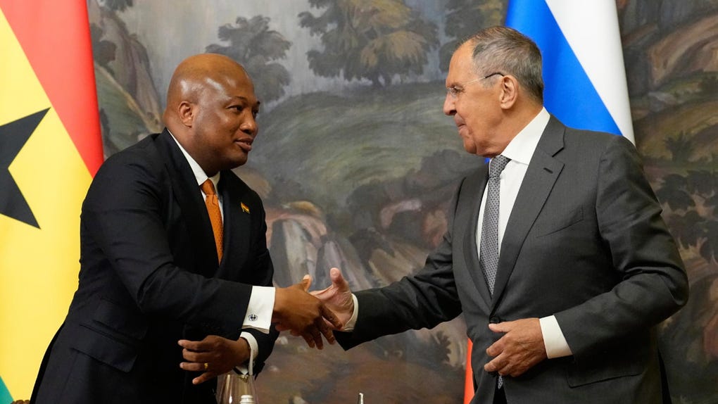 El ministro de Exteriores de Rusia, Serguéi Lavrov (derecha) y su homólogo, Samuel Okudzeto Ablakwa, se reunieron en Moscú.