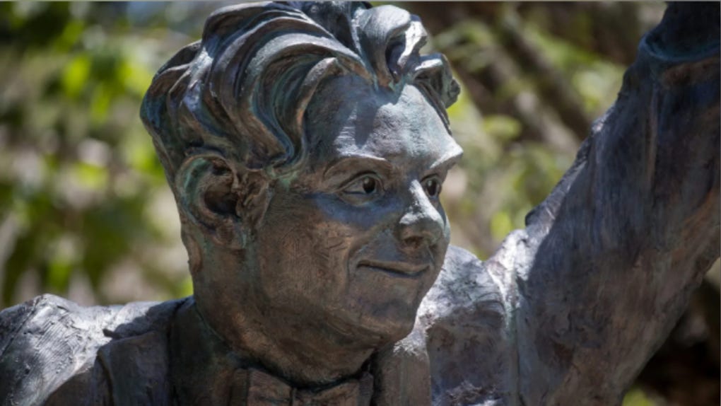 Algo más de 200 personas -al ritmo de bailes, música y poesía- acompañaron este lunes a una escultura del poeta Federico García Lorca, en una 