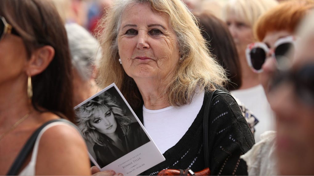 Miles de personas despiden los restos de Bonnie Tyler en Gales.