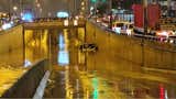 Villa María del Triunfo: Bus de transporte público termina casi sumergido tras inundación en bypass por lloviznas