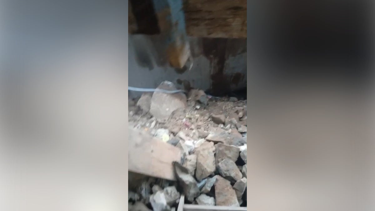 El vecino indica que luego de un estruendoso ruido  se dio cuenta que la pirca que tenían se había caído. 