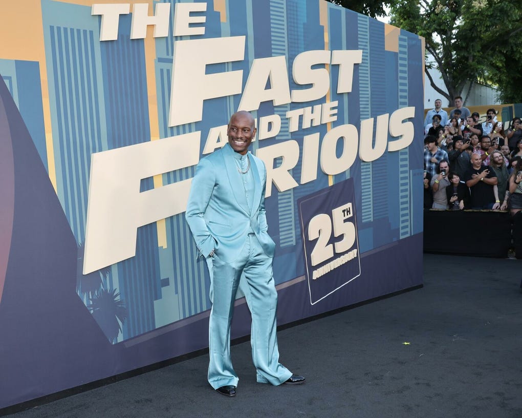 Tyrese Gibson interpreta a Roman Pearce, un exconvicto, arrestado por albergar autos robados.