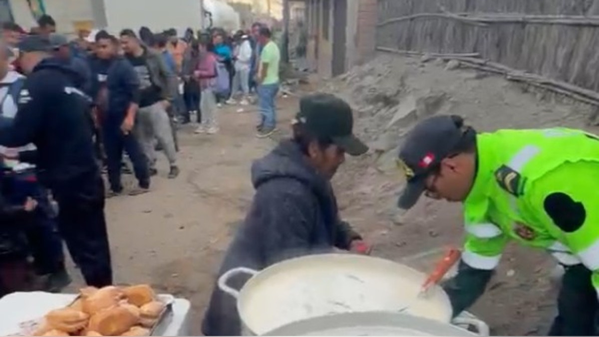 Arequipa: Policías entregan alimentos a pasajeros varados en Ocoña por huaicos y deslizamientos