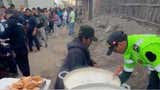 Arequipa: Policías entregan alimentos a pasajeros varados en Ocoña por huaicos y deslizamientos