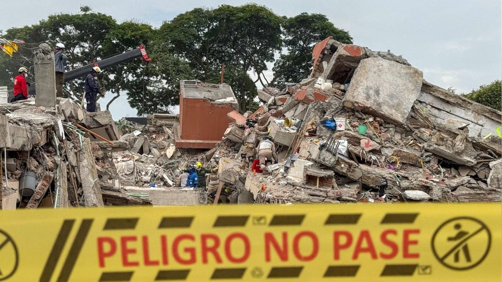Rescatistas realizan este domingo labores de búsqueda en los escombros del edificio Torres del Limonar, destruido por el terremoto del pasado lunes, en Cali (Colombia).