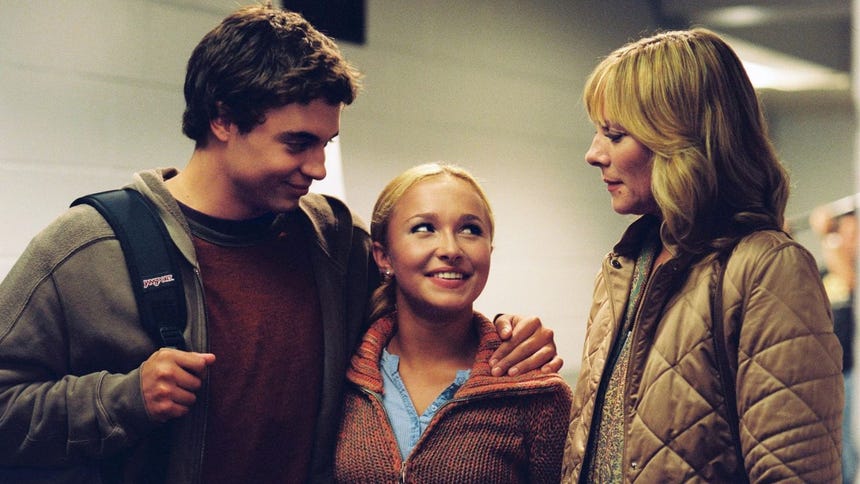 En 'Sueños sobre hielo' (2005), Hayden Panettiere interpretó a la hermana del personaje de Trevor Blumas y a la hija del personaje de Kim Cattrall.