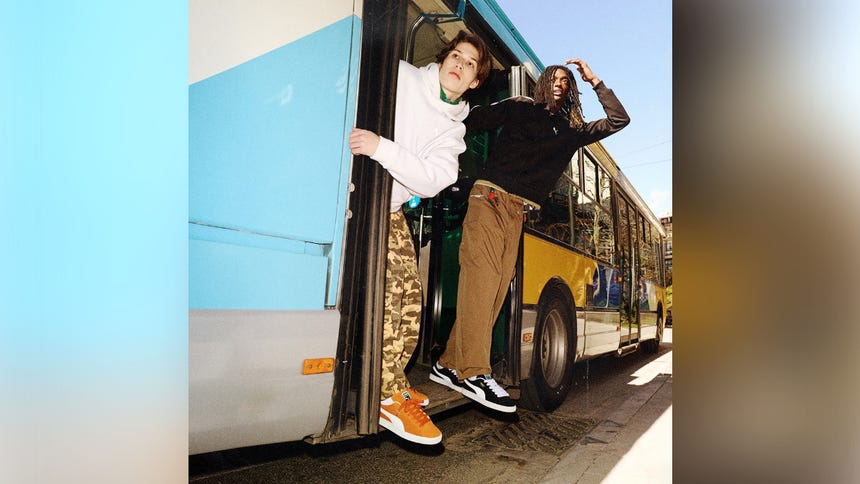 Las zapatillas con colores vibrantes aportan autenticidad al look.