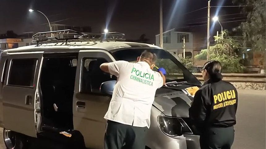 Peritos de criminalística investigan el ataque armado.