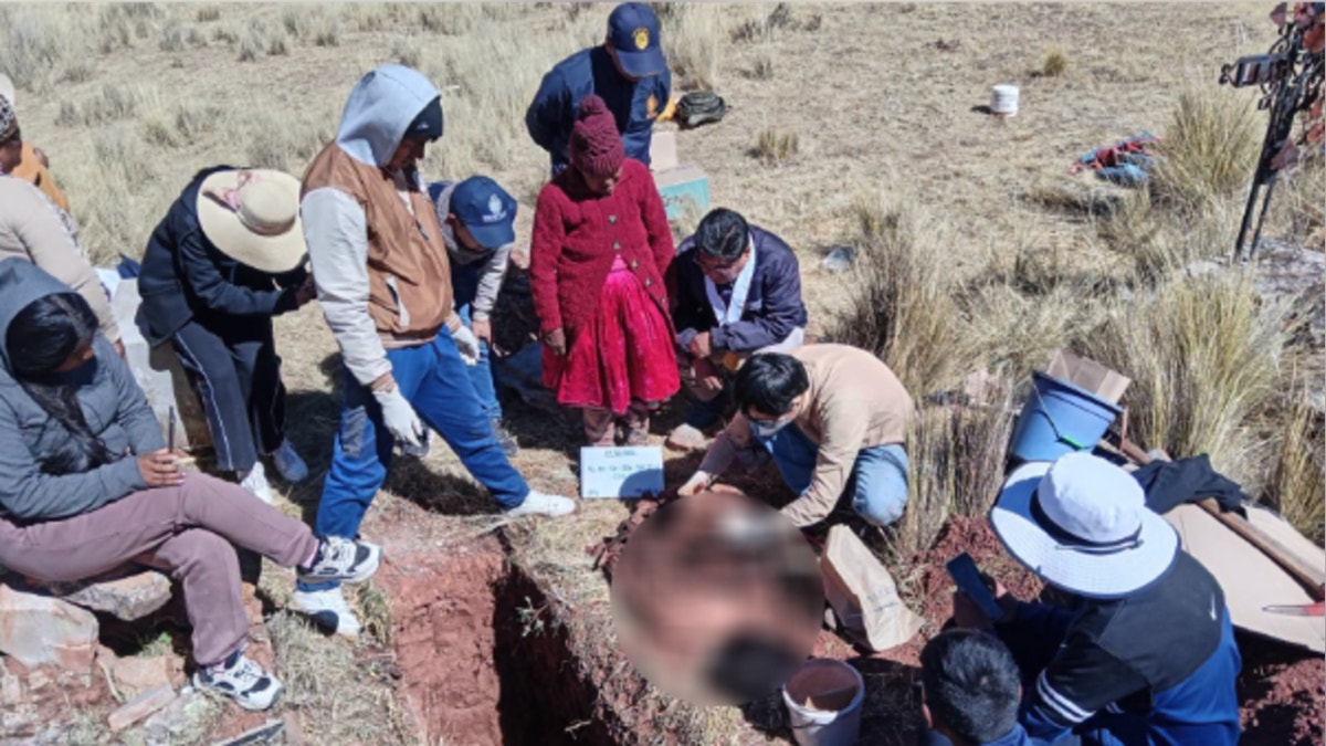 Puno: Fiscalía recuperó restos óseos de víctima del periodo de violencia 1980-2000 y fueron restituidos a sus familiares
