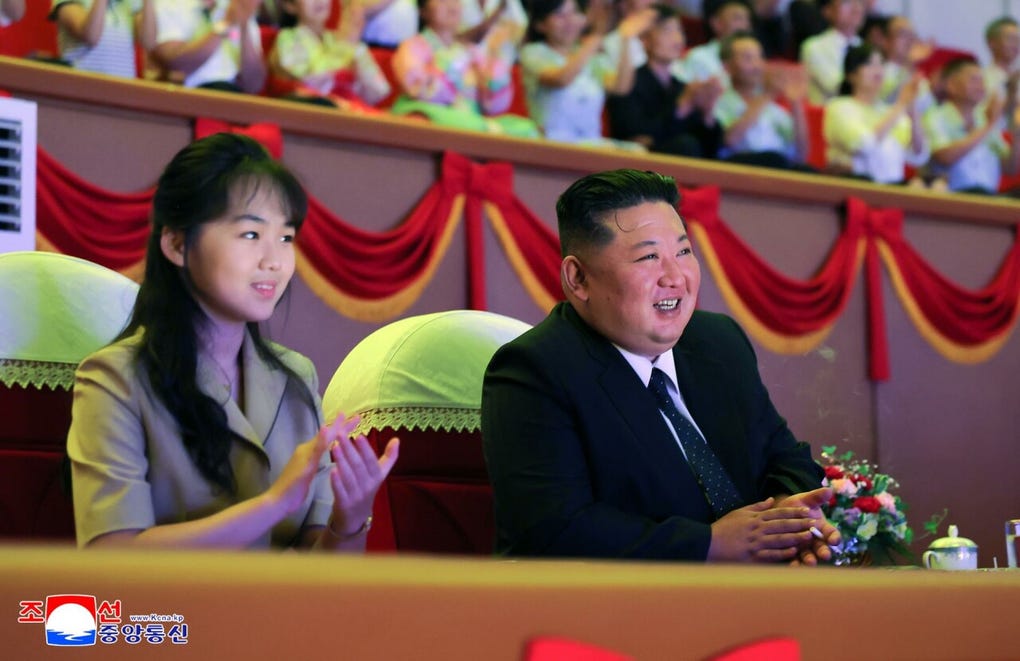La enigmática hija de Kim Jong-un, quien estaría siendo preparada para heredar el poder en Corea del Norte, reapareció en público junto con su padre el pasado fin de semana, según informó la prensa oficial del hermético país.