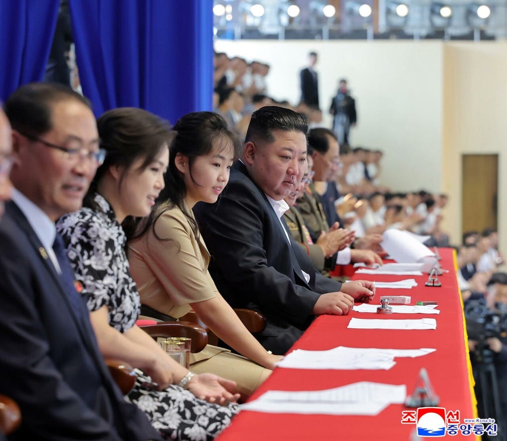 La prensa oficial de Corea del Norte compartió imágenes de la joven, que se llamaría Kim Ju-ae, junto con sus padres, durante un evento realizado el pasado fin de semana, en el marco de las celebraciones por el ‘Día de la Liberación’.