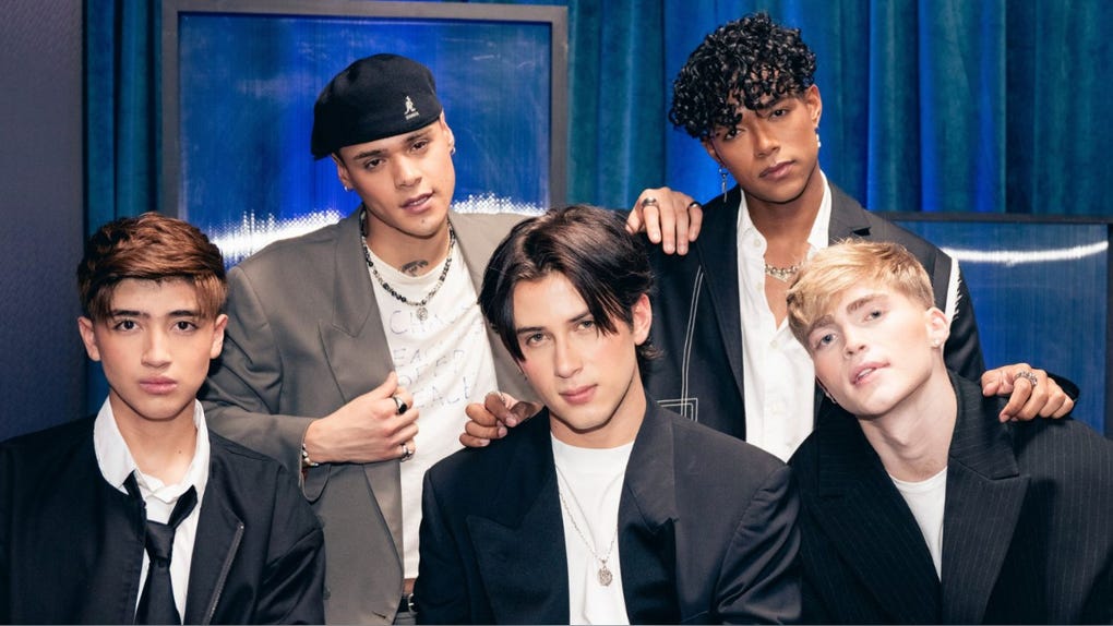 Santos Bravos se alista para debutar en el escenario de los Premios Juventud.