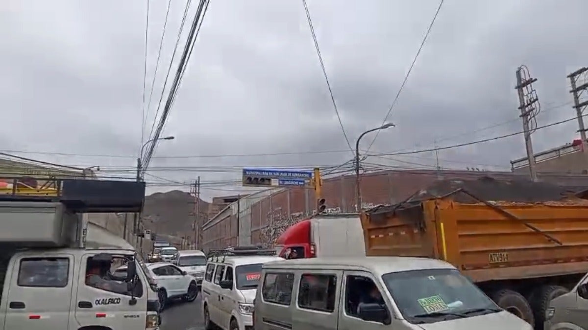 Fernando hace un llamado a las autoridades para que puedan acudir a la zona y arreglar los semáforos ubicados en el cruce de las avenidas Lurigancho y Lomas para evitar un accidente de tránsito en el lugar. 