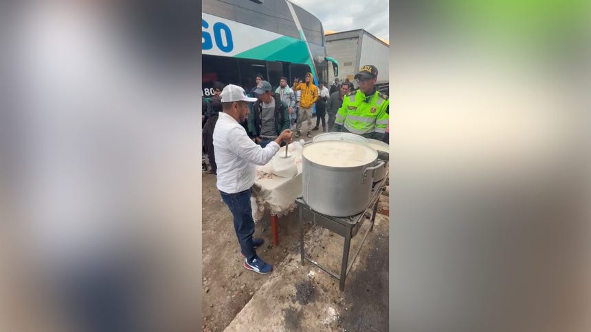 Arequipa: Policías entregan alimentos a pasajeros varados en Ocoña por huaicos y deslizamientos