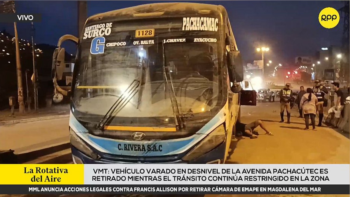 VMT: bus varado en paso a desnivel es retirado mientras el tránsito continúa restringido