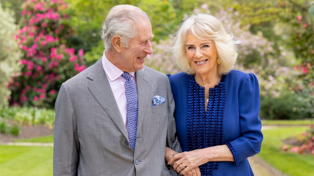 El rey Carlos III y la reina Camila en el palacio de Buckingham.