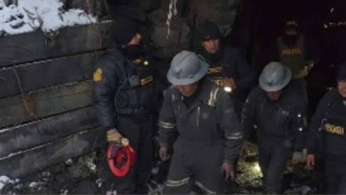 Puno: Policía rescata a 12 trabajadores secuestrados en una bocamina de La Rinconada