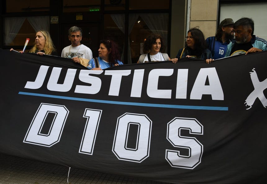 Varias personas durante el reinicio del juicio por la muerte de Diego Armando Maradona, el 14 de abril de 2026, en Buenos Aires (Argentina). Audiencia en los tribunales de San Isidro, en la provincia de Buenos Aires, donde se reanuda desde cero el segundo juicio por la muerte de Diego Armando Maradona, con siete profesionales de la salud acusados de homicidio simple con dolo eventual por presunta negligencia en su atención domiciliaria.    