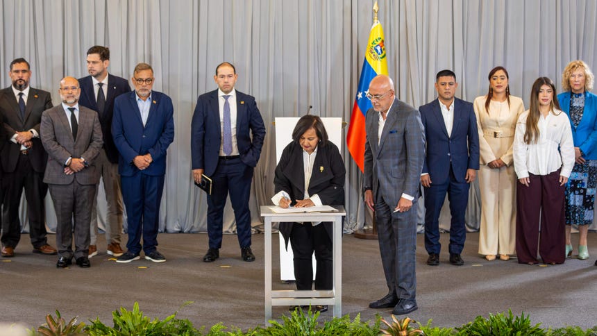 Un sector de la oposición y representantes del interinato de Delcy Rodríguez mantienen mesas de negociaciones para una transición en Venezuela, y la situación de Nicolás Maduro y su esposa, Cilia Flores, estarían fuera de agenda.