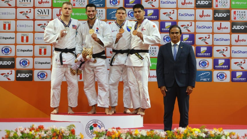  Oscar Fernandez con los ganadores.
