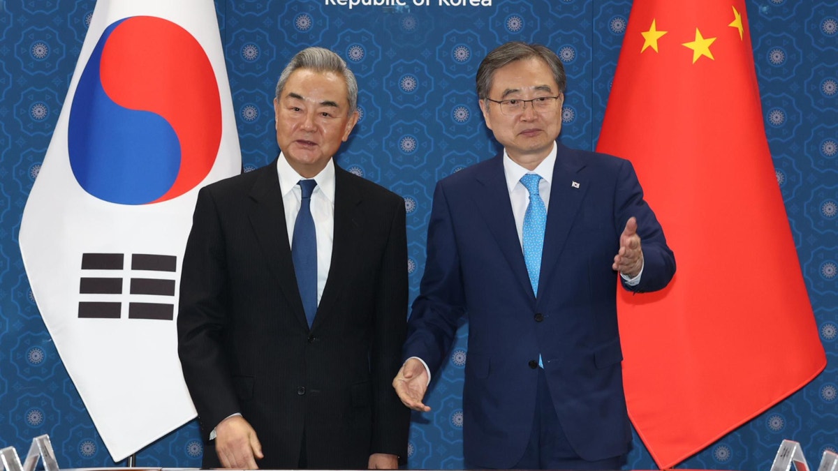 El canciller chino pide en Seúl "paz y coexistencia" entre Corea del Sur y Corea del Norte