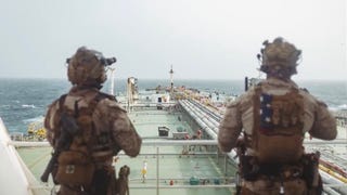 EE.UU. logra sacar de Ormuz millones de barriles de crudo en pleno bombardeo, según CNN