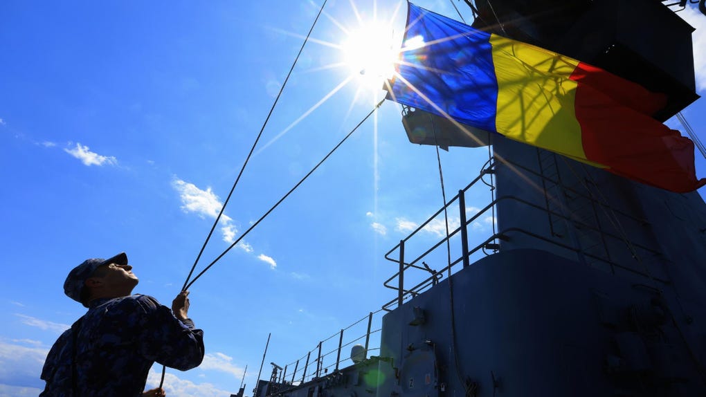 Un suboficial de la Armada rumana iza la bandera nacional durante un ensayo del ejercicio naval el último 14 de agosto.