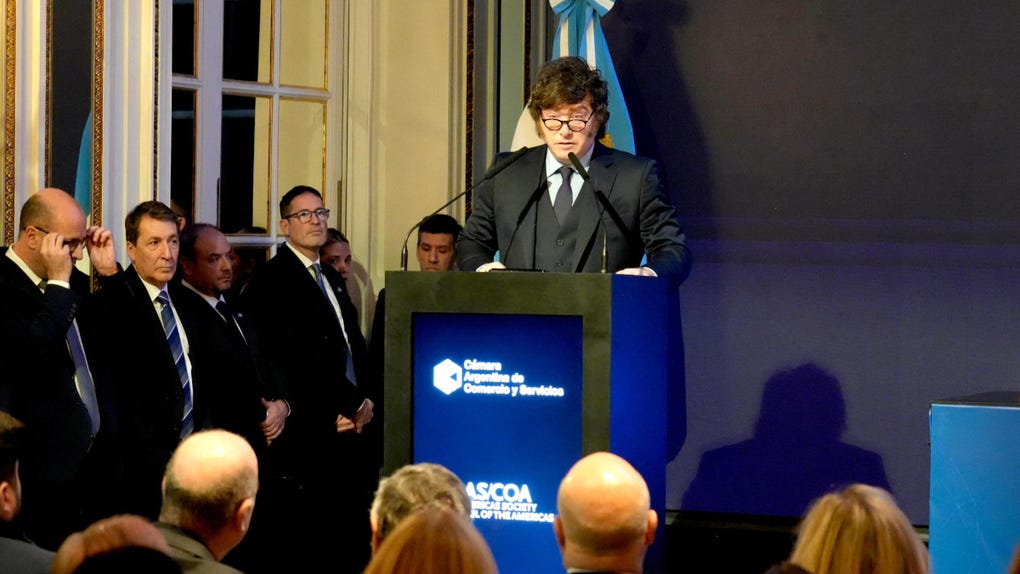 Javier Milei, hablando durante el cierre de la 23º edición del Council of The Americas, en Buenos Aires (Argentina).